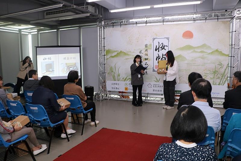 藥用化妝品學系畢業同學在會場展示各項創意研發成果。
