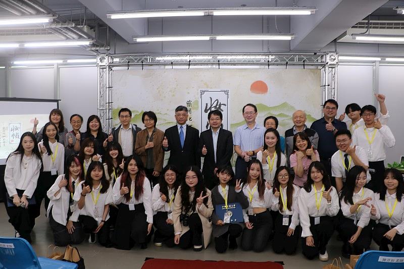 中國醫藥大學藥化妝品學系用今年畢業成果展揭幕師生合影。