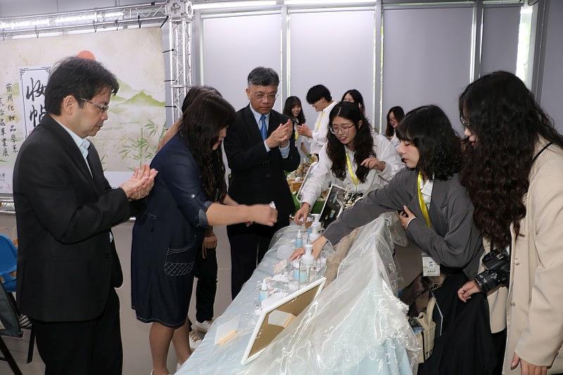 陳悅生主秘等師長在展場體驗護膚產品獨特香氣。