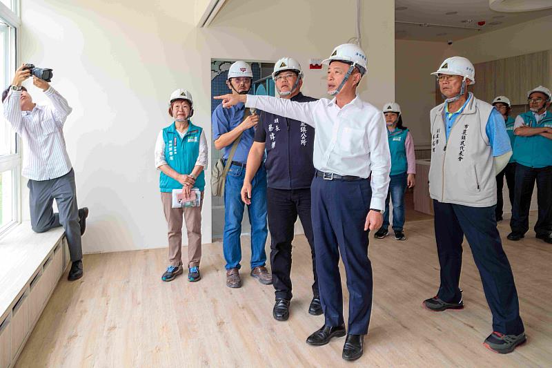 翁章梁視察布袋公共托嬰中心工程進度