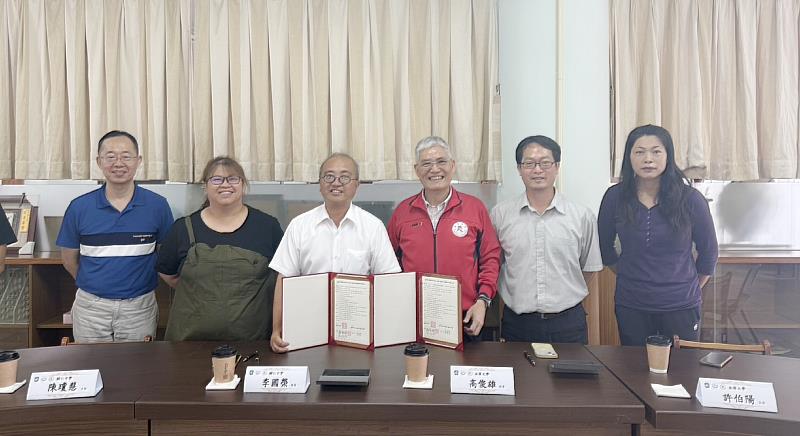 南華大學與輔仁中學簽署產學合作,南華大學高俊雄校長(右3)。輔仁中學李國榮校長(左3)與兩校見證簽約的師長合影。