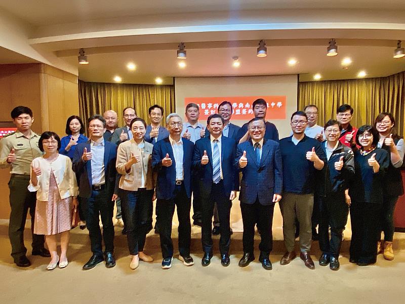 元培王綮慷校長(右五)帶領校內師長們與南山高中蔡銘城校長及南山高中師長們合照留念