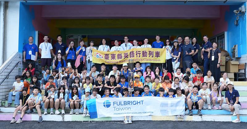 縣府英語行動列車團隊攜手學術交流基金會-~GIVE ME FIVE~ 七校聯合全英語營隊熱鬧展開