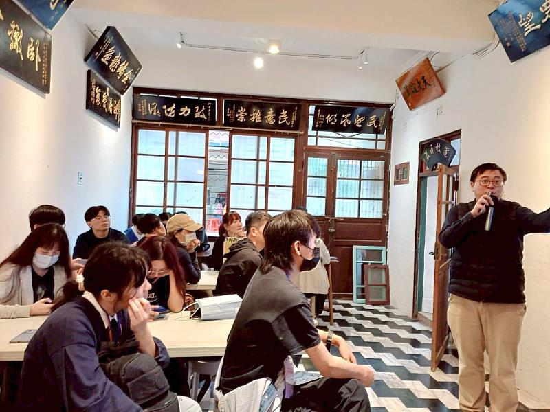 金魚厝邊彭仁鴻執行長分享地方創生實務經驗(照片/中國科大提供)