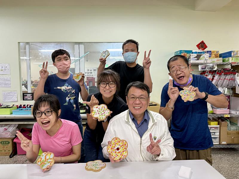 臺鹽公司董事長丁彥哲(前排右)陪伴身障青年DIY 創意杯墊,並邀請民眾共同支持伊甸「成人身障服務計畫」,助力身障青年就業之路更順遂。