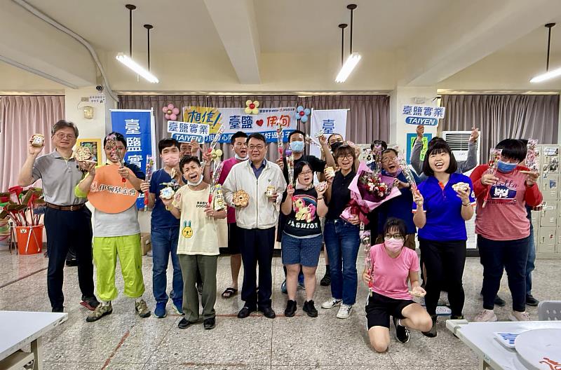 臺鹽公司董事長丁彥哲（前排左4）、副總經理李杰翰（前排左1）偕同臺鹽志工參與伊甸一日志工活動，並捐贈「鮮選我塩麴」作為募款禮，攜手為身障青年募集更多資源與支持。
