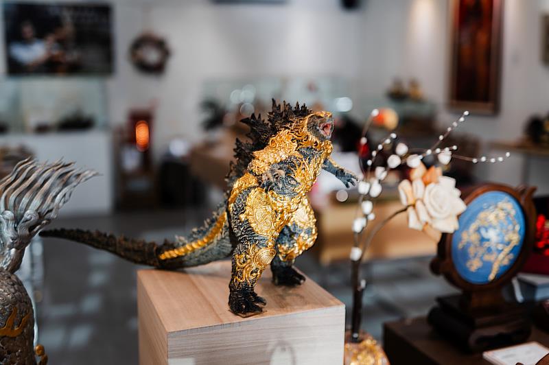 二樓主展場展出多件漆線雕作品，位於一樓則展出結合現代媒材之展品其精緻程度引遊客讚嘆。