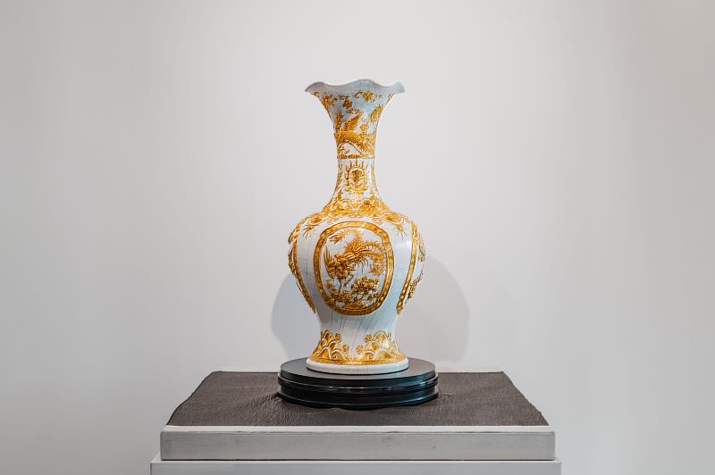 展品亮點《四季花鳥瓶》瓶身有四種花鳥圖樣，以四季花鳥鮮活的姿態，作品細緻大器，併寄寓［平安、吉祥、四季富貴］。