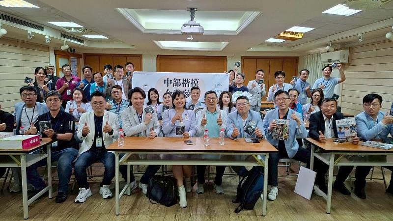 參訪歐都納金馬旗艦店,創辦人程鯤董事長(右五)分享品牌理念與精神,展現致力永續發展的初心與實