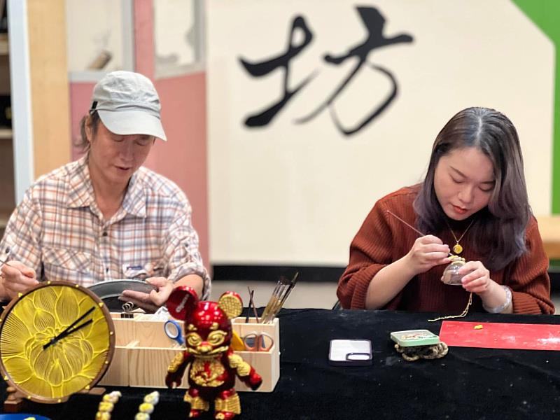 致力漆線工藝創作的顏金益老師與其女顏世涵老師，在本次展覽中展出各式作品，如飾品、畫作等，讓漆線藝術有無限可能。