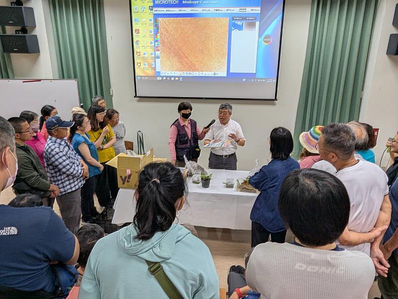 講師黃曜謀博士介紹蕨類孢子採集方式