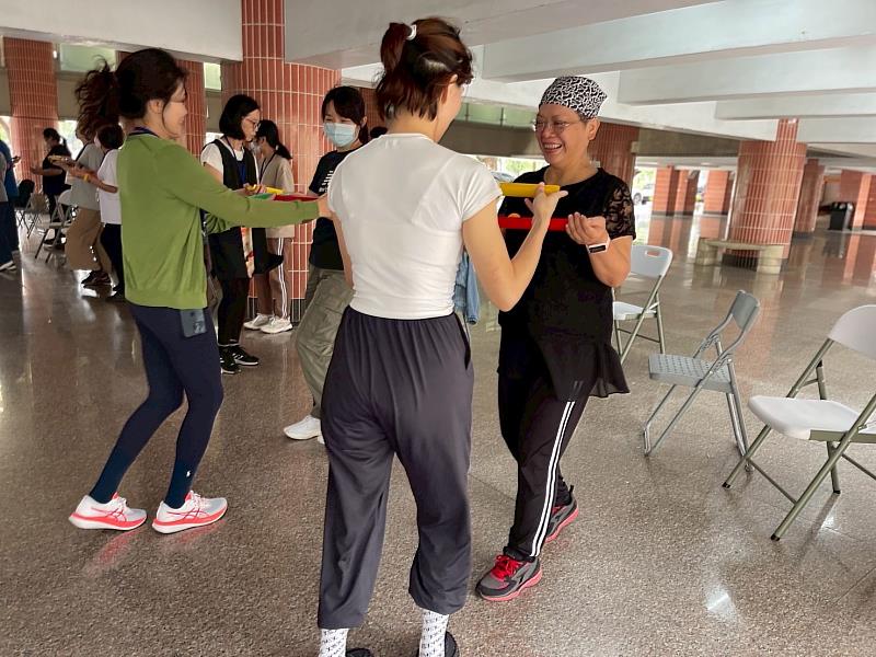 樂活學程師生參語研習，進行色彩豐富的軟棒結合認知遊戲