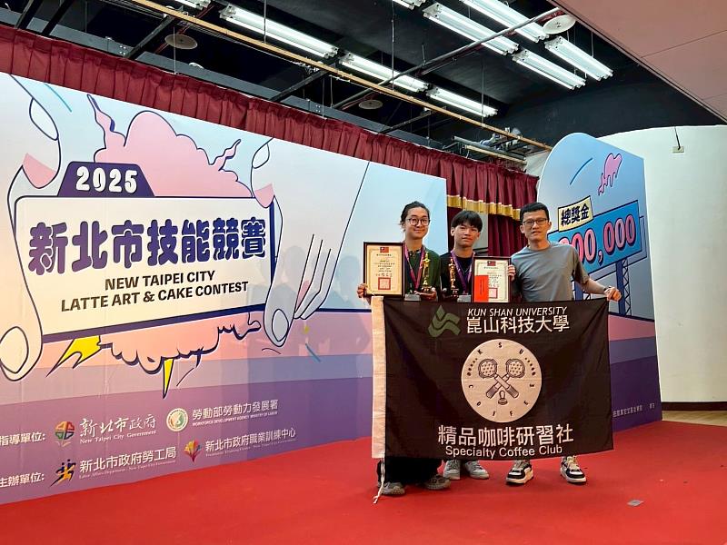 餐飲系於「2025新北市技能競賽」獲得冠軍與季軍，(右起)施智偉老師與林鉦哲及陳修醫合影
