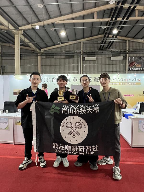 餐飲系於「2025TCC台中城市拉花賽」勇奪冠亞軍，陳修醫(右2)與林鉦哲(右3)於競賽現場合影