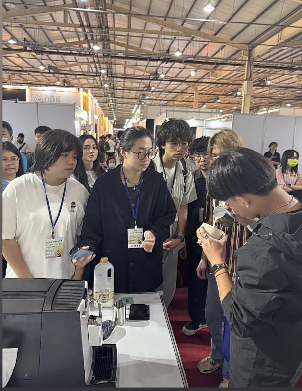餐飲系學生於「2025TCC台中城市拉花賽」展現專業拉花技術