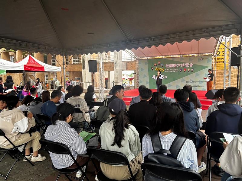 花蓮就業中心王春梅主任致詞勉勵學生勇敢投出履歷,成為職場新鮮人。