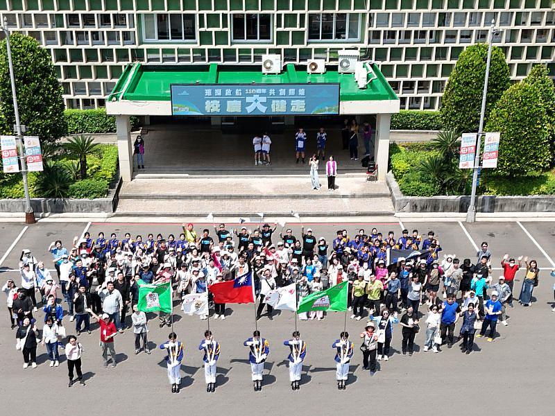 110週年校慶大健走活動,在正門行政大樓前空拍,展現中大人團結一心的氣勢與活力。