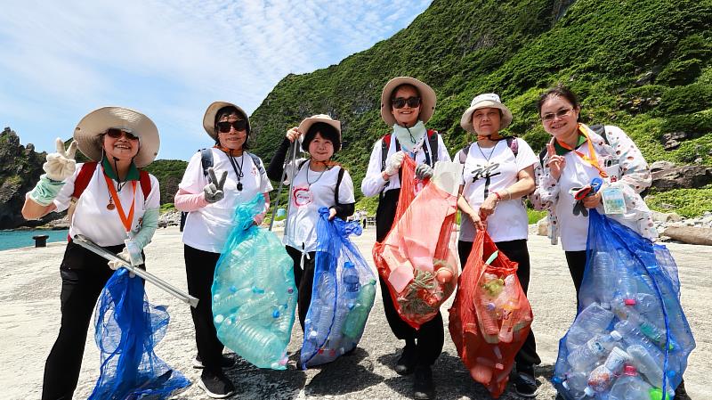 3、靈鷲山「每月1小時，淨灘愛地球」8年，期望海岸回到潔淨原貌。（靈鷲山佛教教團提供）