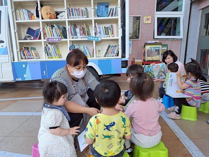 蘇澳親子館帶領0-6歲孩童閱讀
