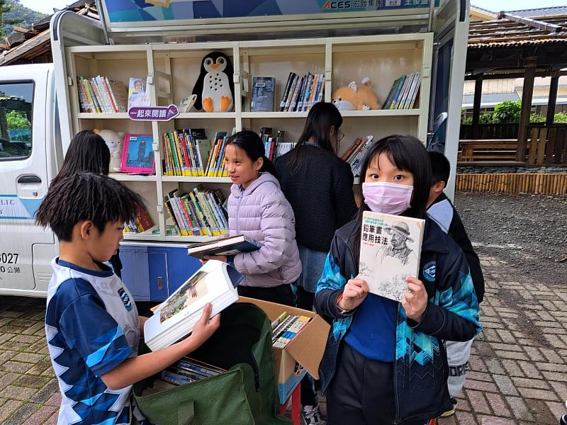 漂書贈予南澳國小學童