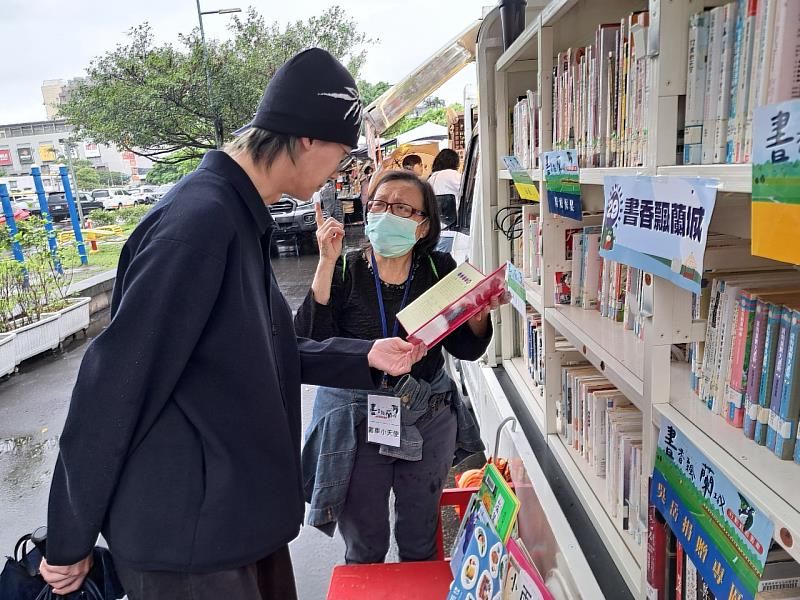 化龍一村書車服務志工為民眾導讀臺語繪本