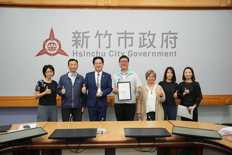 圖1 竹市2024香山濕地藝術季獲美國謬思設計獎(MUSE Design Award)銀獎獻獎儀式合照