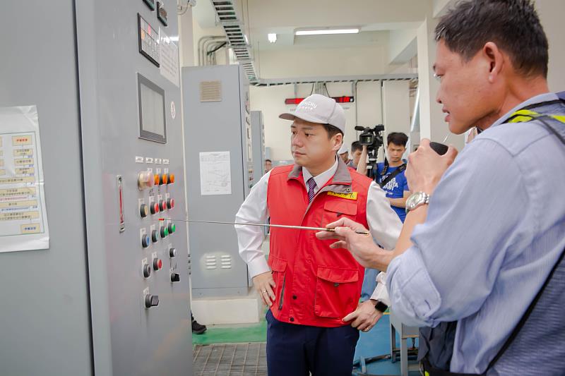 圖5 邱代理市長前往南寮抽水站，指示工務處務必加強機組平日點檢及測試。