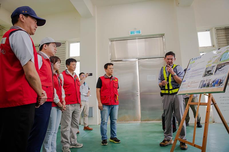 圖4 邱代理市長前往南寮抽水站，指示工務處務必加強機組平日點檢及測試。