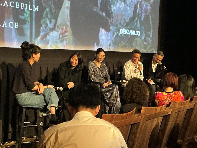 李康生（右2）與吳可熙（中）、華裔導演曾佩裕（左2）出席《藍色太陽宮》映後座談（紐文中心提供）