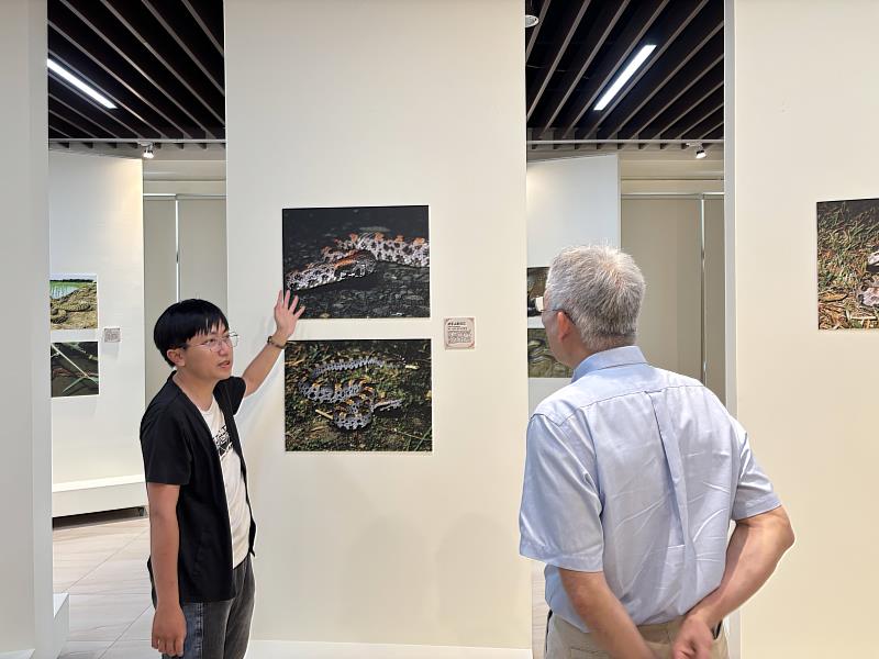 南華大學舉辦蛇來運轉攝影特展，特展發起人就讀自然與生物科技學系四年級的黃羿勳向校長介紹攝影作品與拍攝歷程。