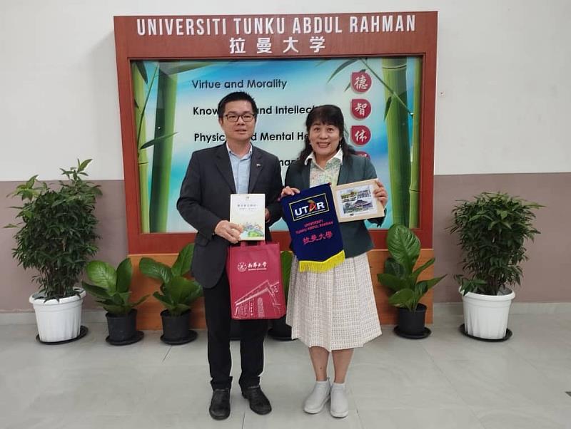 南華大學葉月嬌副校長(右)拜訪拉曼大學，並與拉曼大學國際長賴順安博士(左)交流合影。