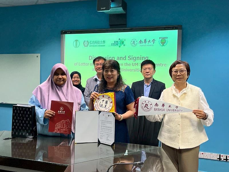 南華大學葉月嬌副校長(中)與馬來亞大學STEM中心Director SAHIDAYANA MOHKTAR(左1)簽訂合作備忘錄。