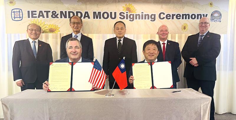 IEAT美洲委員會主委宗緒順 (前排右)、NDDA廳長Doug Goehring (前排左)簽署MOU。IEAT秘書長黃文榮 (後排左1)、國際貿易署經濟參事鄭錦松 (後排左2)、外交部總領事黃敏境 (後排中)、NDDA商務行銷處長John Schneider (後排右2)、貿易辦事處執行董事Drew Combs (後排右1)見證觀禮。