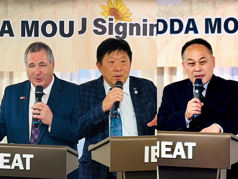 IEAT美洲委員會主委宗緒順 (中)、NDDA廳長Doug Goehring (左)外交部總領事黃敏境 (右) 於締盟儀式上致詞