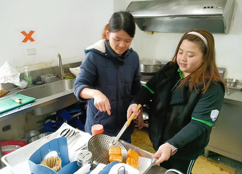 北分署玉里就業中心運用「職場學習及再適應計畫」推介小娜到吉蒸牧場擔任餐飲服務員，在資深人員帶領下掌握工作技能