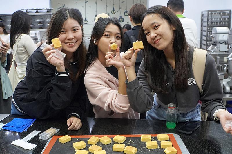大葉大學國際學生開心展示自己做的鳳梨酥