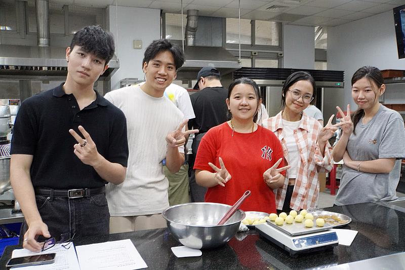 鳳梨酥體驗活動深受國際學生喜歡