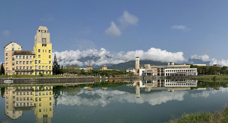 湖光山色，東華大學美麗的校園。