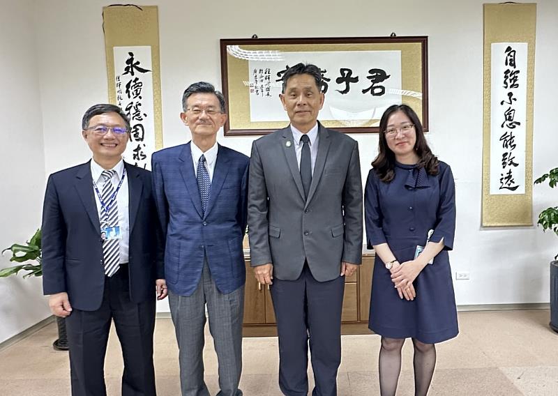 花蓮第二信用合作社新任理事主席陳怡睿與總經理李郅明拜會徐輝明校長後合照。