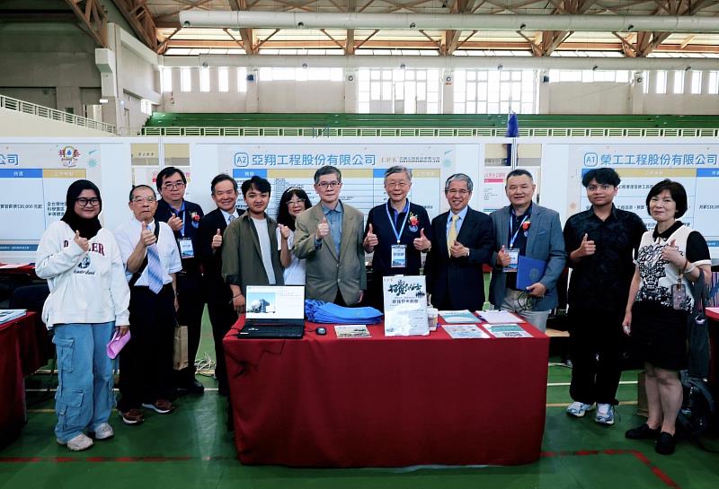 校友企業亞翔工程在許書銘永續長(左七)領軍下,參與徵才攤位展出。