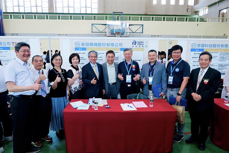 校友企業易發精機提供各項職缺給學弟妹,蔡聲鴻顧問(右五)與前來參觀的校內主管、董事及校友合影。