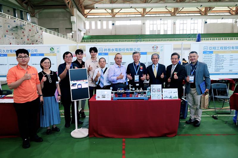 祥泰水電劉飛龍董事長（右二）特別率領公司團隊展示最新技術成果。