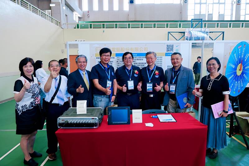 華研電腦是國防軍用電腦的重要供應商，林右峯總經理（右四）祭出10%加薪徵才，勉勵學弟妹勇敢追夢。