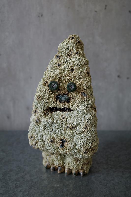非人製陶 NONHUMAN MONSTER則以土為語言，創作出擁有有趣的靈魂、帶著毛茸質感的可愛怪獸，讓人會心一笑。