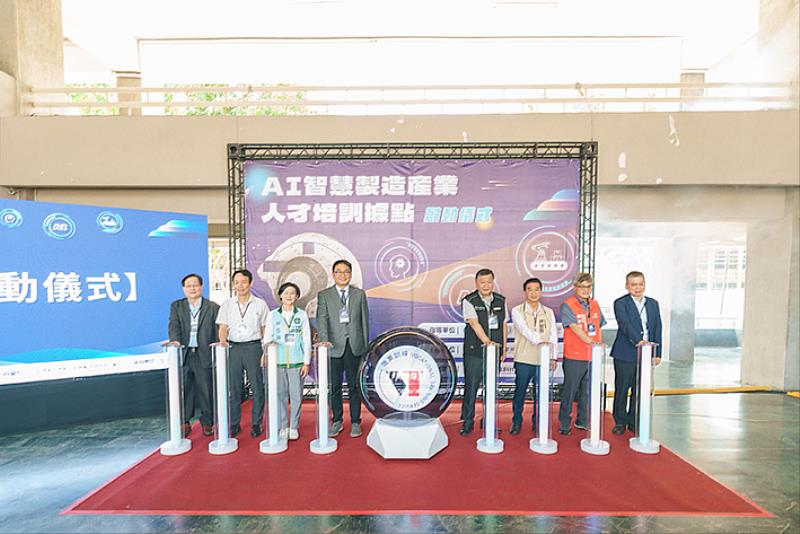 「AI智慧製造人才培訓據點」啟用儀式，由勞動部高分署郭耿華分署長(右四)、高科大蔡匡忠副校長(左四)、許智傑立法委員(右三)、林岱樺立法委員(左三)、行政院南部服務中心謝文斌副執行長(右二)、高雄市政府勞工局皮忠謀主任秘書(左二)、佐臻股份有限公司梁文隆董事長(右一)、燁聯鋼鐵股份有限公司顏志榮副總經理(左一)等人擔任儀式嘉賓。