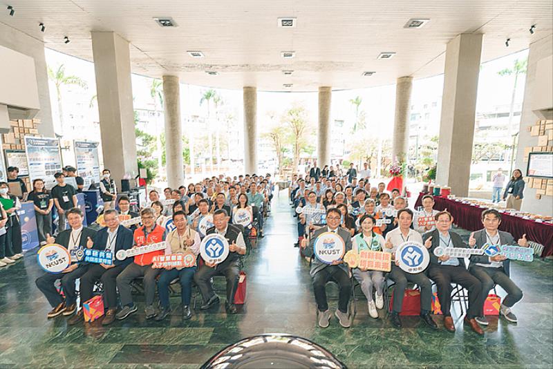 國立高雄科技大學與勞動部勞動力發展署高屏澎東分署合作，今(29)日攜手於高科大建工校區推動成立「AI智慧製造人才培訓據點」，瞄準協助國內所有產業培養AI應用人力，實現產業在AI時代加速升級轉型。圖為高科大蔡匡忠副校長(右五)、勞動部高分署郭耿華分署長(左五)、林岱樺立法委員(右四)和許智傑立法委員(左四)與貴賓們合影。