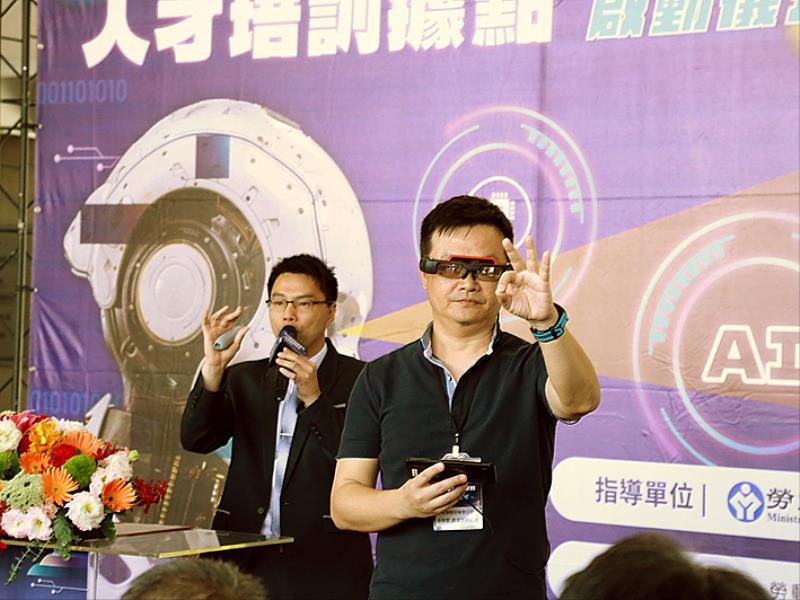 高科大電子系張萬榮教授(圖左)現場以AR眼鏡型態展示AI技術，搭配手勢、語音與AI互動，並且透過中控系統串流內容，讓在場貴賓可同步觀賞第一視角的畫面。