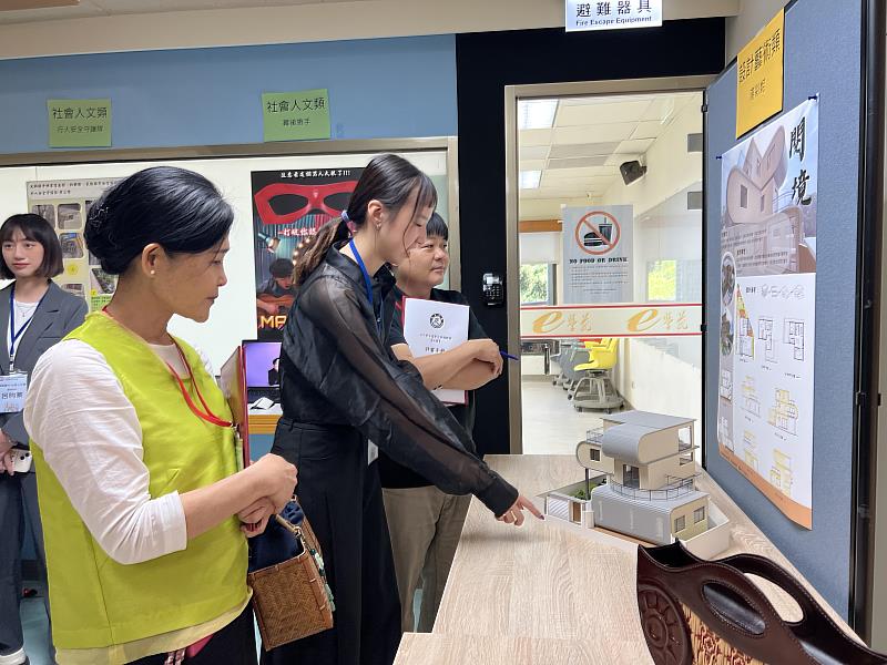 南華大學舉辦學生專題競賽，參賽同學向評審解說其作品。