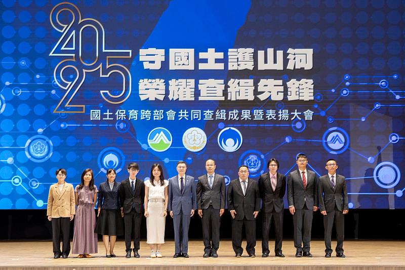 卓榮泰院長表揚10位查緝先鋒暨合影