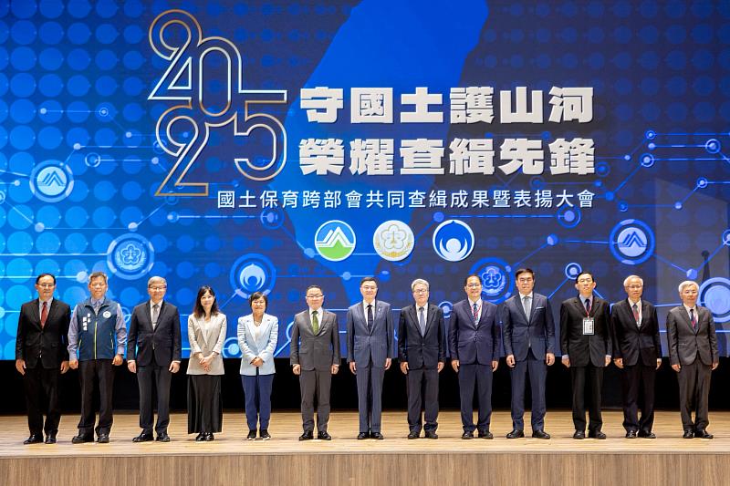 卓院長與貴賓合影-左7卓榮泰院長、右6陳金德政委、左6林明昕政委、右5鄭銘謙部長、左5劉世芳部長、右4彭啟明部長、右3邢泰釗檢察總長